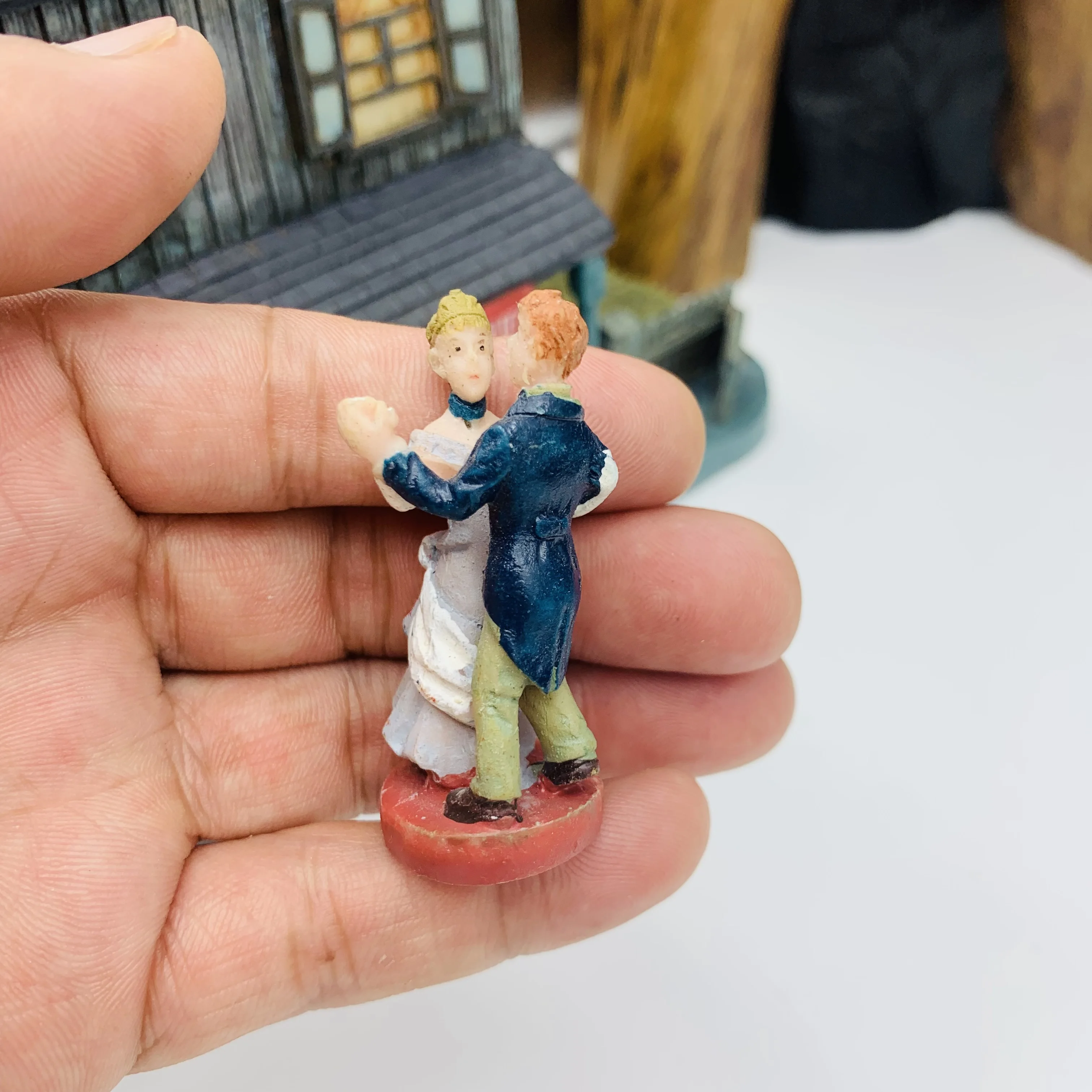 

Миниатюрные фигурки из канифоли