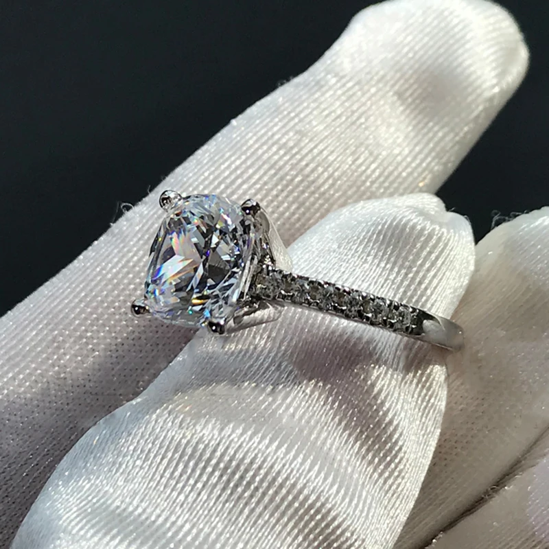 Женское кольцо из серебра 925 пробы с искусственным бриллиантом 9 Х9 мм