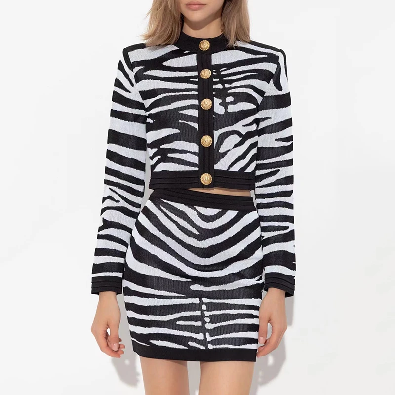 Женский трикотажный кардиган в черно-белую полоску с подкладкой на плечах