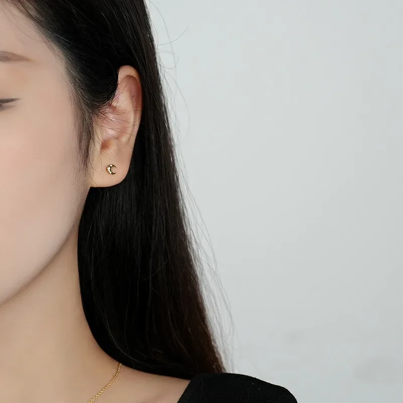 Женские серьги-гвоздики из серебра 925 пробы с цирконом