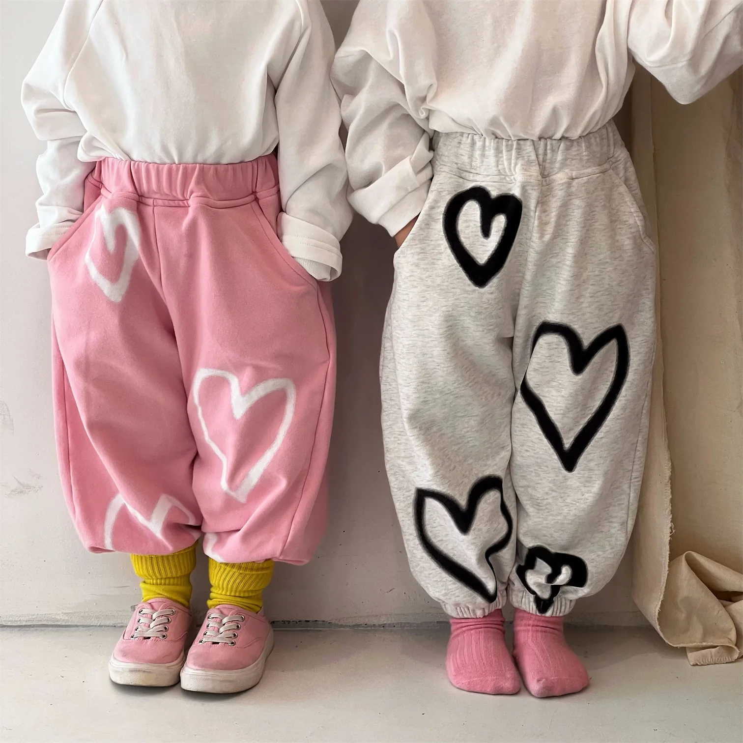 

Весенние штаны для мальчиков и девочек с принтом 2023, Детская Повседневная Новая Корейская одежда, стильные детские брюки, милая простая дет...