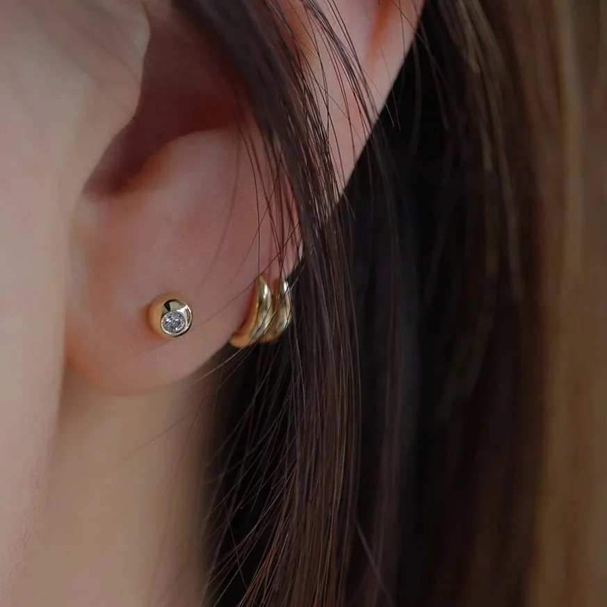 Фото Серьги Cciris.Com из серебра S925 с позолотой 14K и цирконами, в японском минималистичном стиле, оптовая продажа изящных украшений для женщин №2