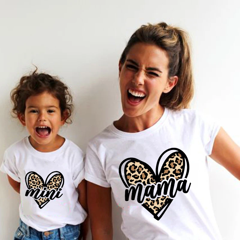 Фото Семейная одежда с леопардовым принтом Mama Mimi, одинаковые комплекты для мамы и дочки, наряд с короткими рукавами, модная футболка для мамы и дочки, топы №2