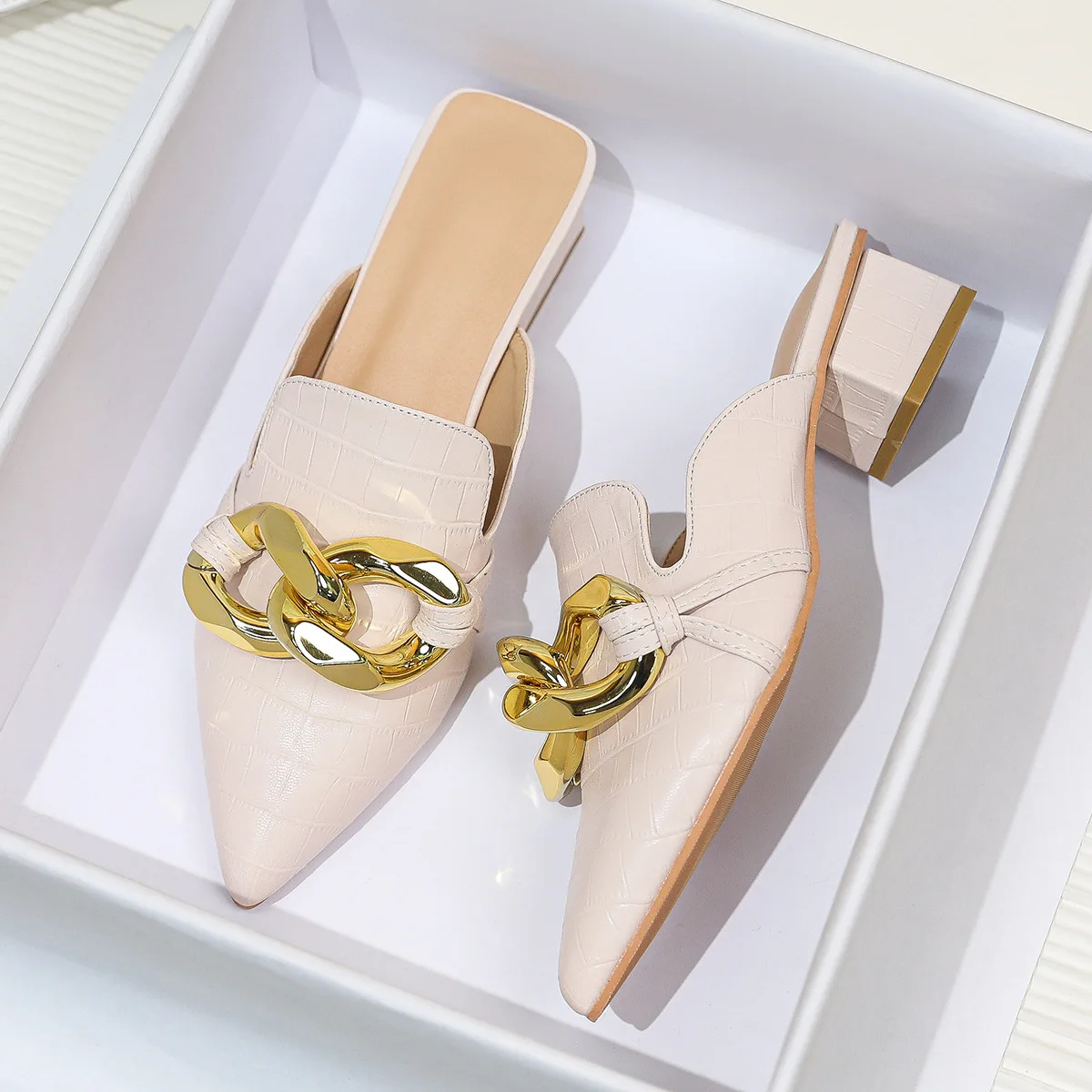 Женские туфли без задника на квадратном каблуке с острым носком