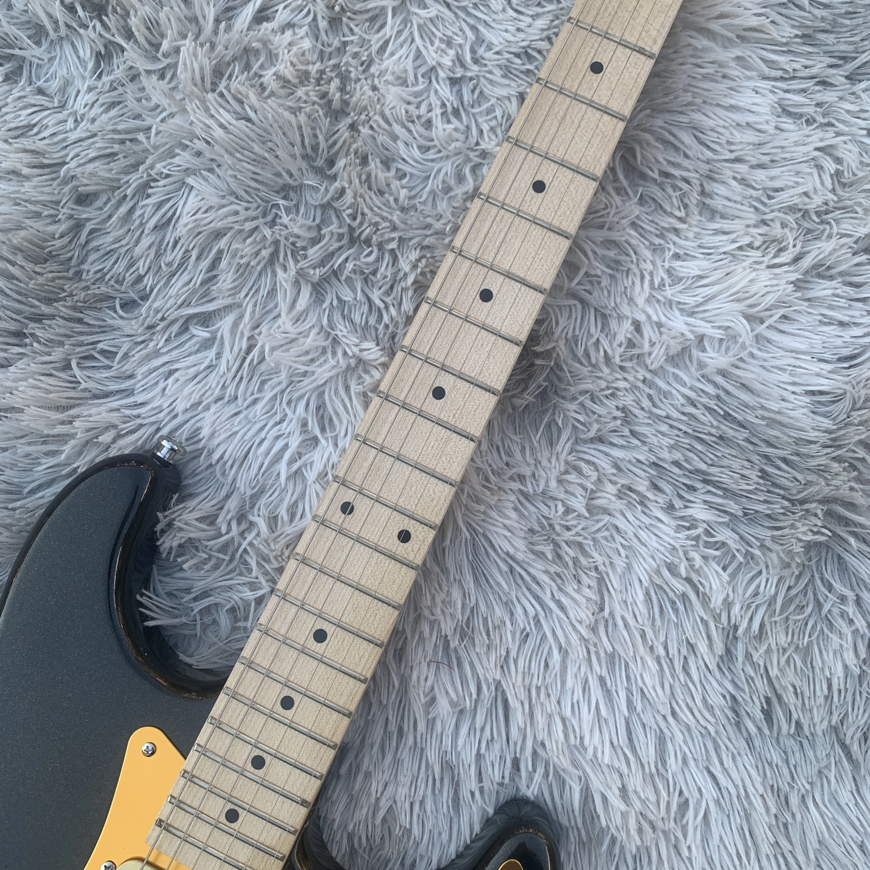 Электрогитара черный цвет кленовый корпус гриф Бесплатная доставка гитара