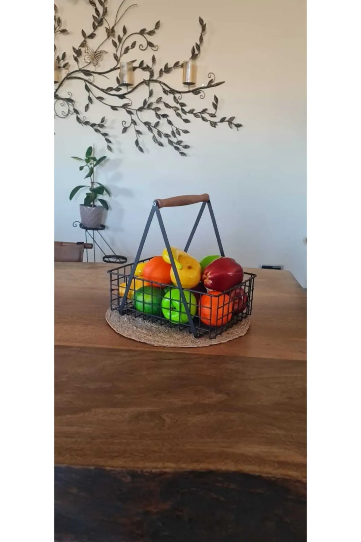 

Металлическая корзина для фруктов и презентаций с деревянной ручкой