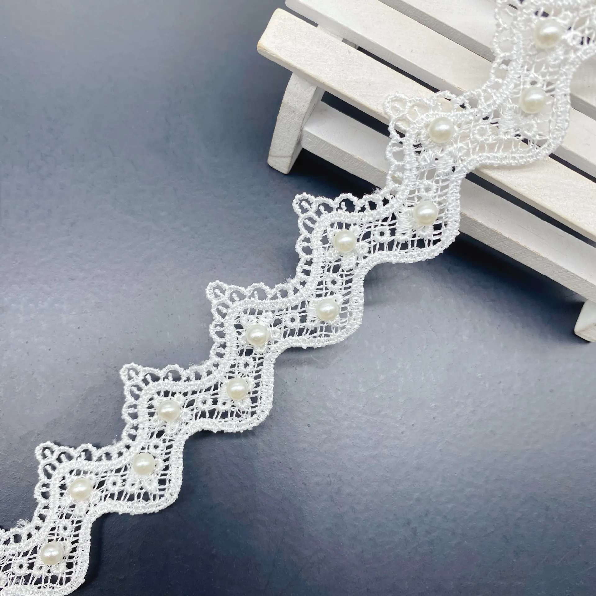 Кружевная лента с вышивкой в виде сердца