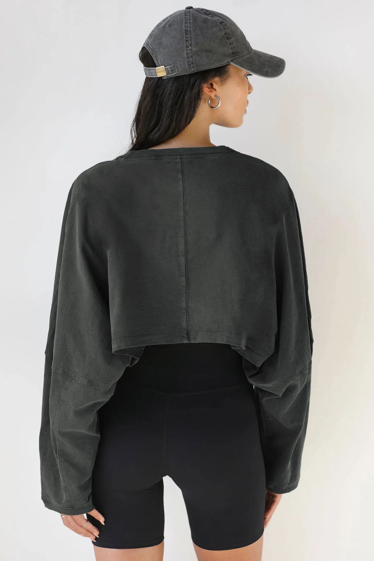 Кроп-свитер свободного кроя с круглым вырезом