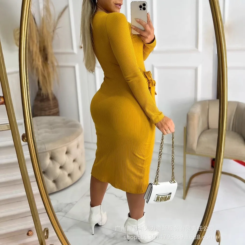 Женское однотонное тонкое облегающее платье с круглым вырезом и завязками