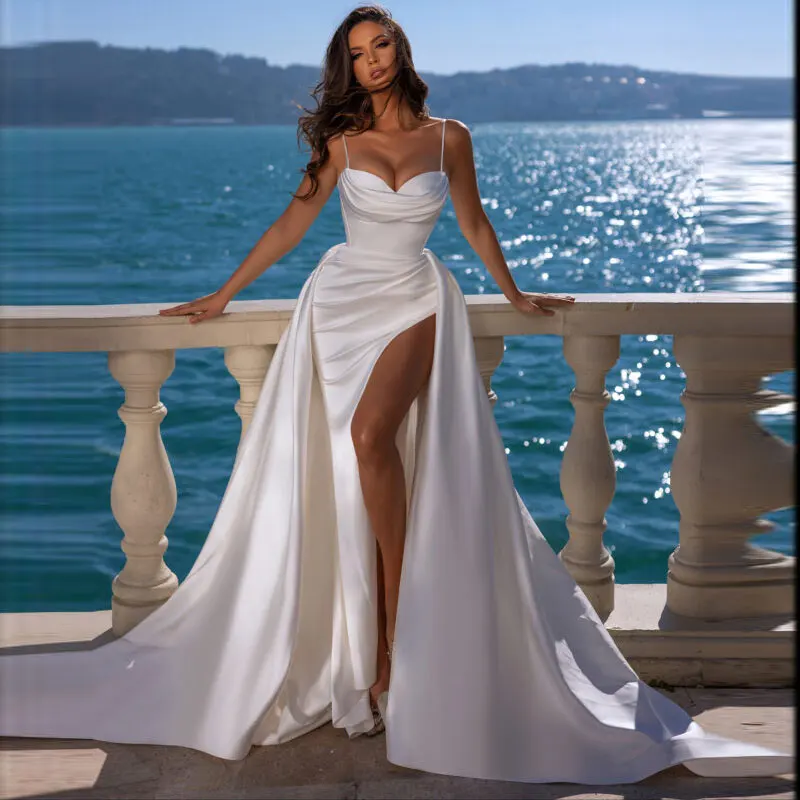 Женское свадебное платье со съемным шлейфом