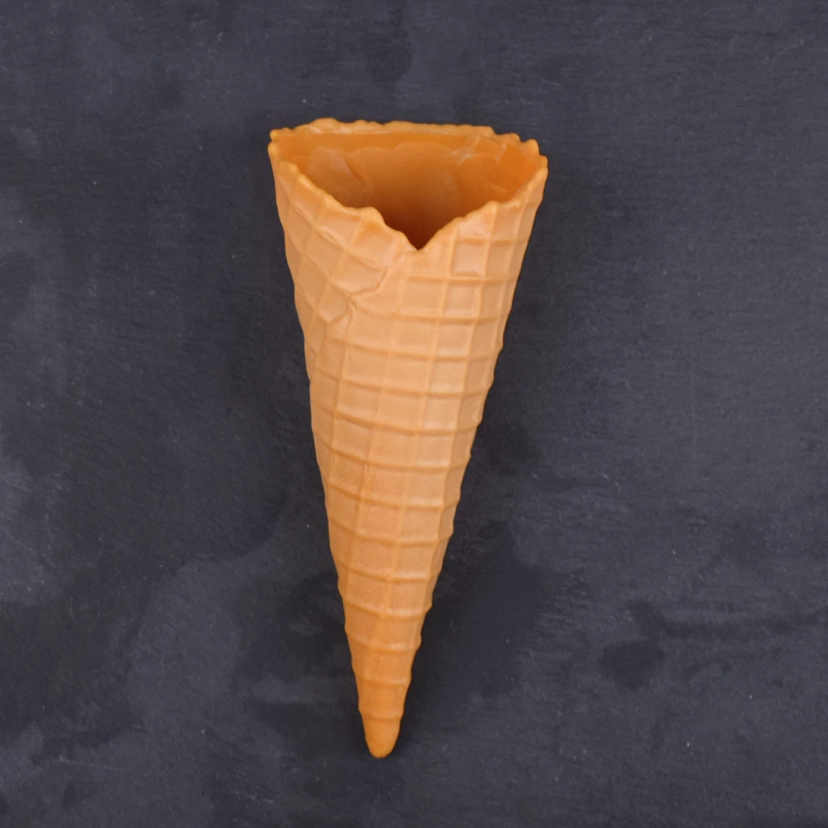 

Искусственное мороженое в вафельном стаканчике