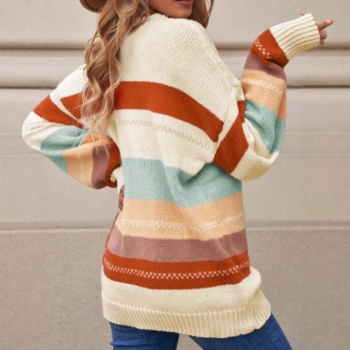 Свободный полосатый свитер с круглым вырезом и контрастным принтом для женщин