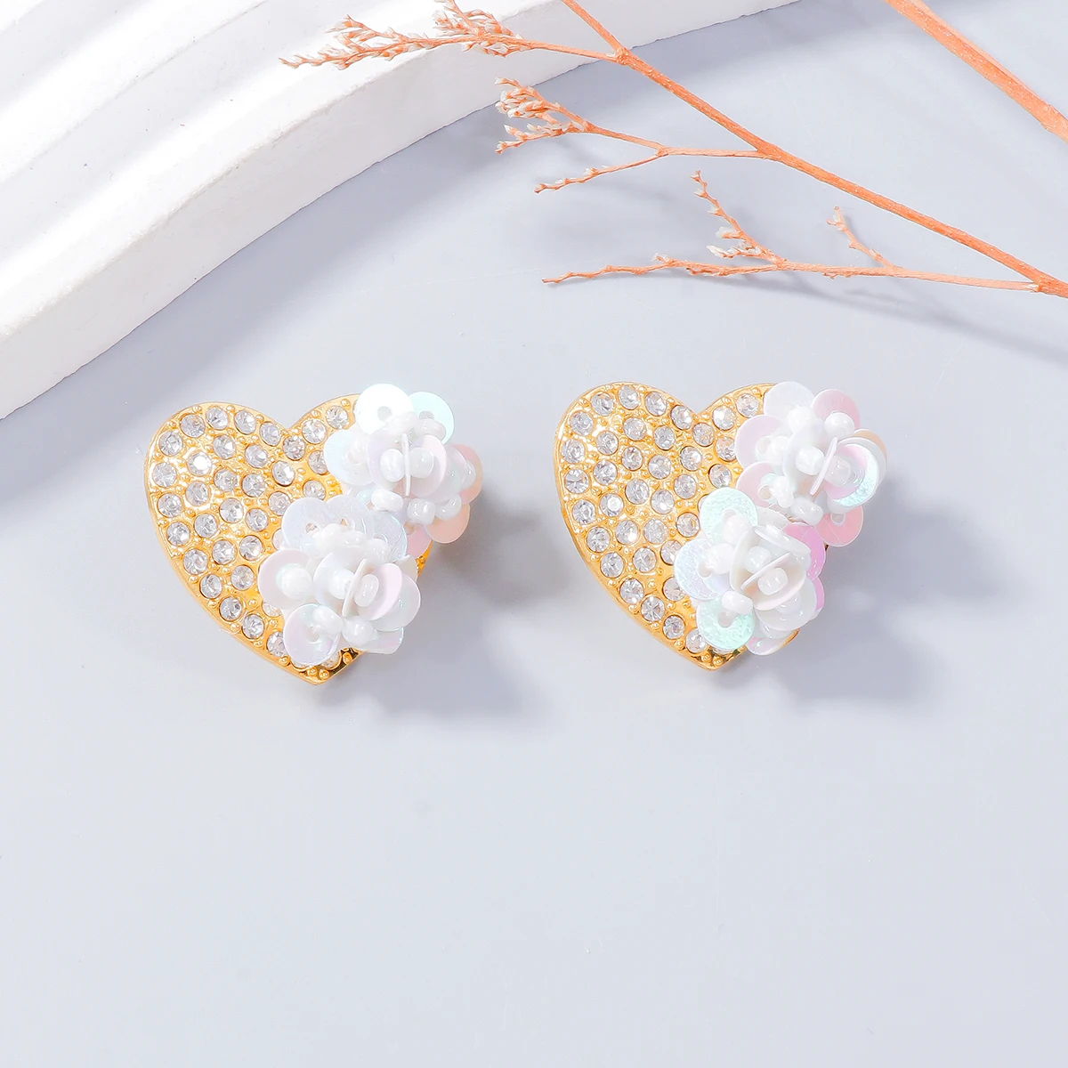 Женские серьги-гвоздики в виде сердца с кристаллами