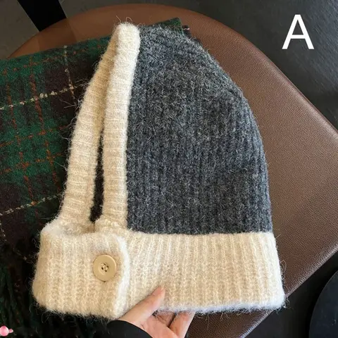 Женская вязаная шапка-бомбер