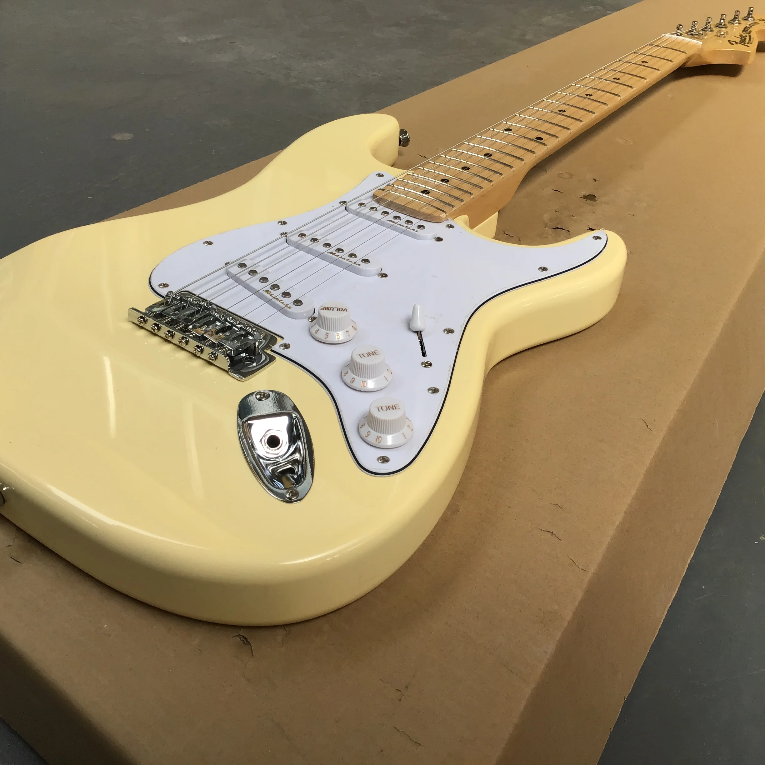 Фабричная стандартная электрическая гитара желтая красное дерево цвет красного