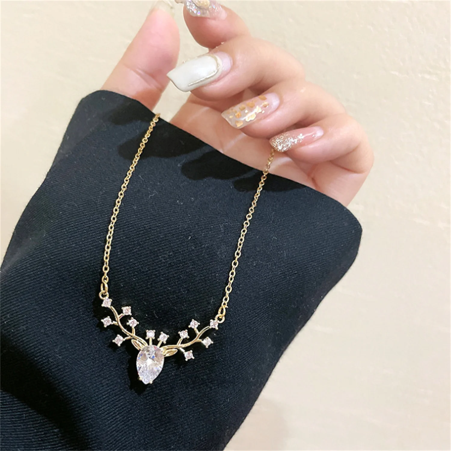 

New Luxury Exquisite Necklaces For Women Elegant Clavicle Chain Fashion Crystal Deer Pendant Party Jewelry Christmas Gifts