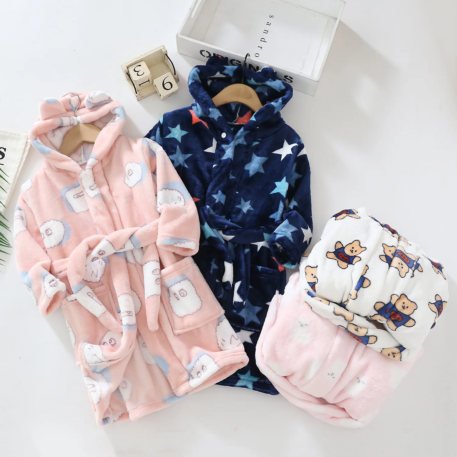 

Cartoon Children's Robe Flannel Baby Bathrobe Long Sleeve Hooded Kids Bath Robe Lovely Animal Child Boy Girls Robes Kids Clothes