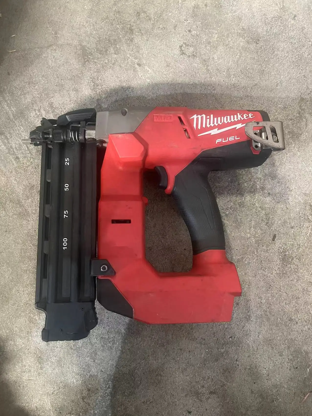 

MILWAUKEE M18 FUEL 18 GUAGE BRAD NAILER 2740-20 TOOL ONLY,USED,SECOND HAND