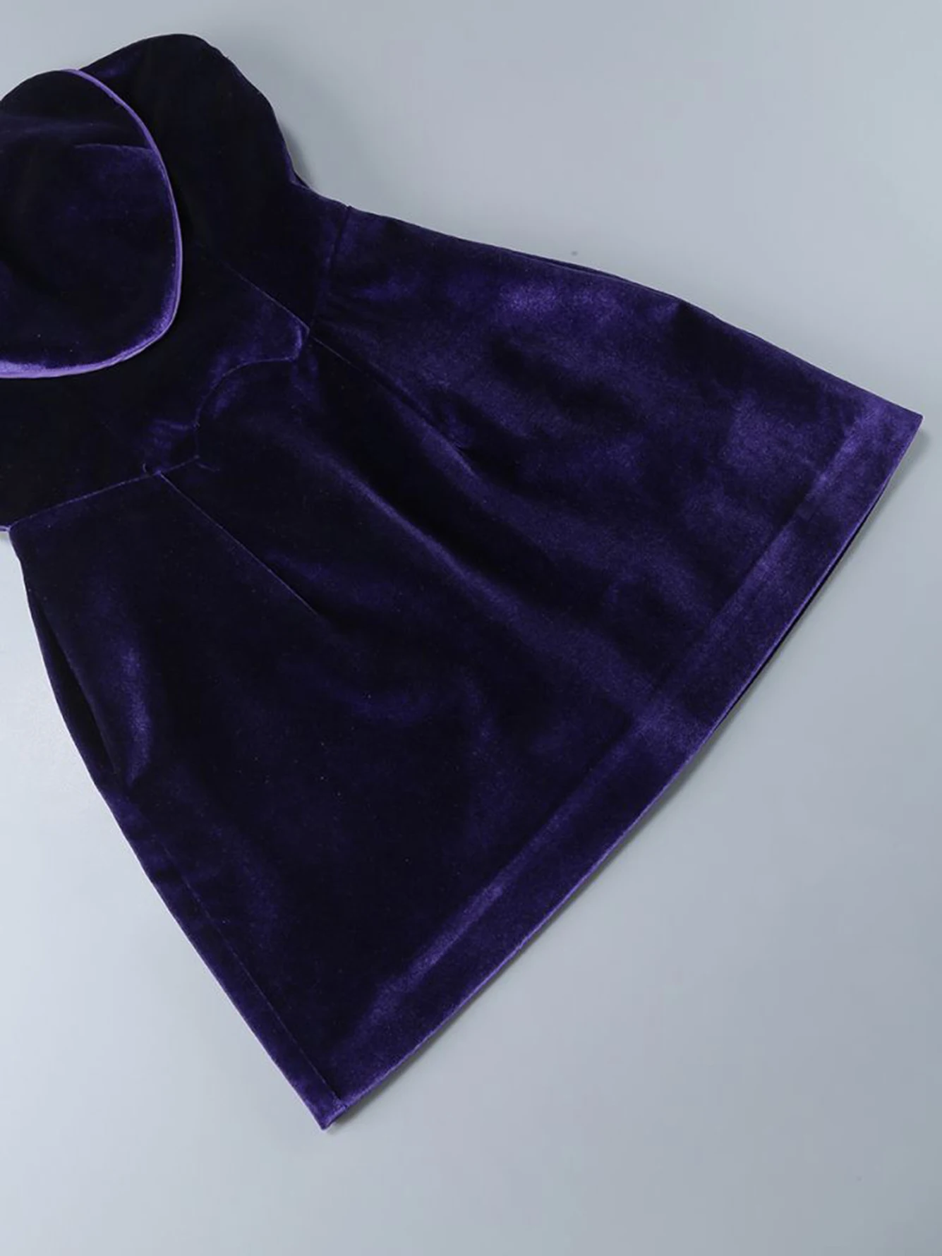 Женское мини-платье без бретелек с открытой спиной