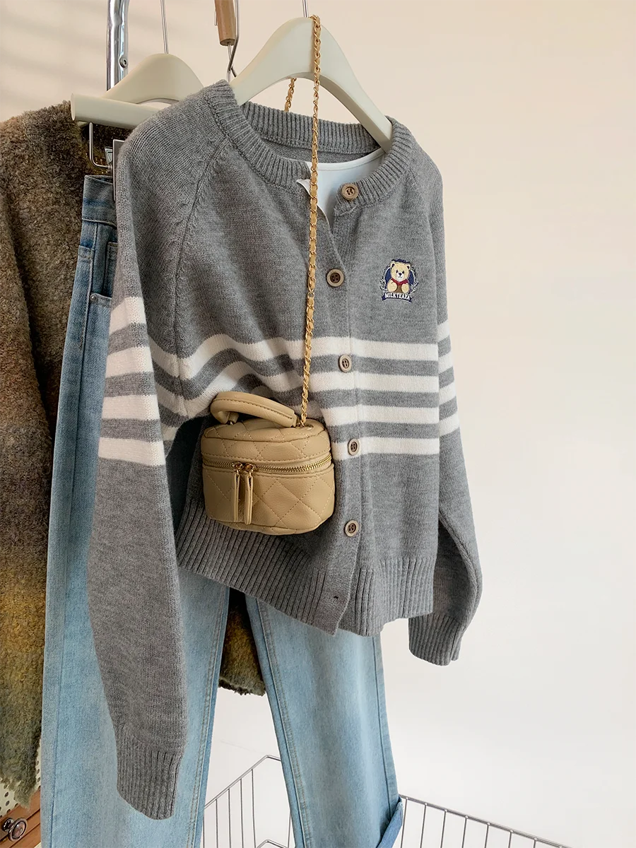 Серая верхняя одежда в полоску с вышивкой свитер женская осень и зима новинка 202