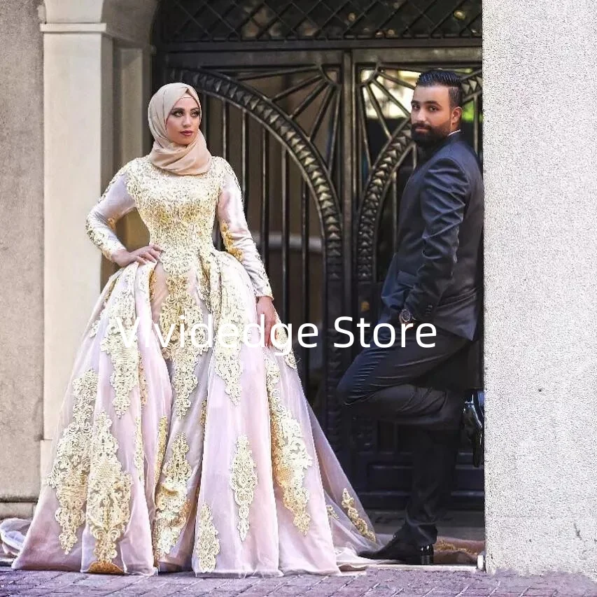 Индивидуальные свадебные платья из тюля с золотыми кружевными аппликациями