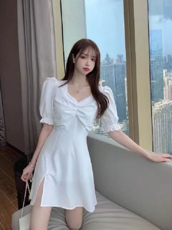 Платье летнее приталенное с V-образным вырезом и разрезом 2LWT