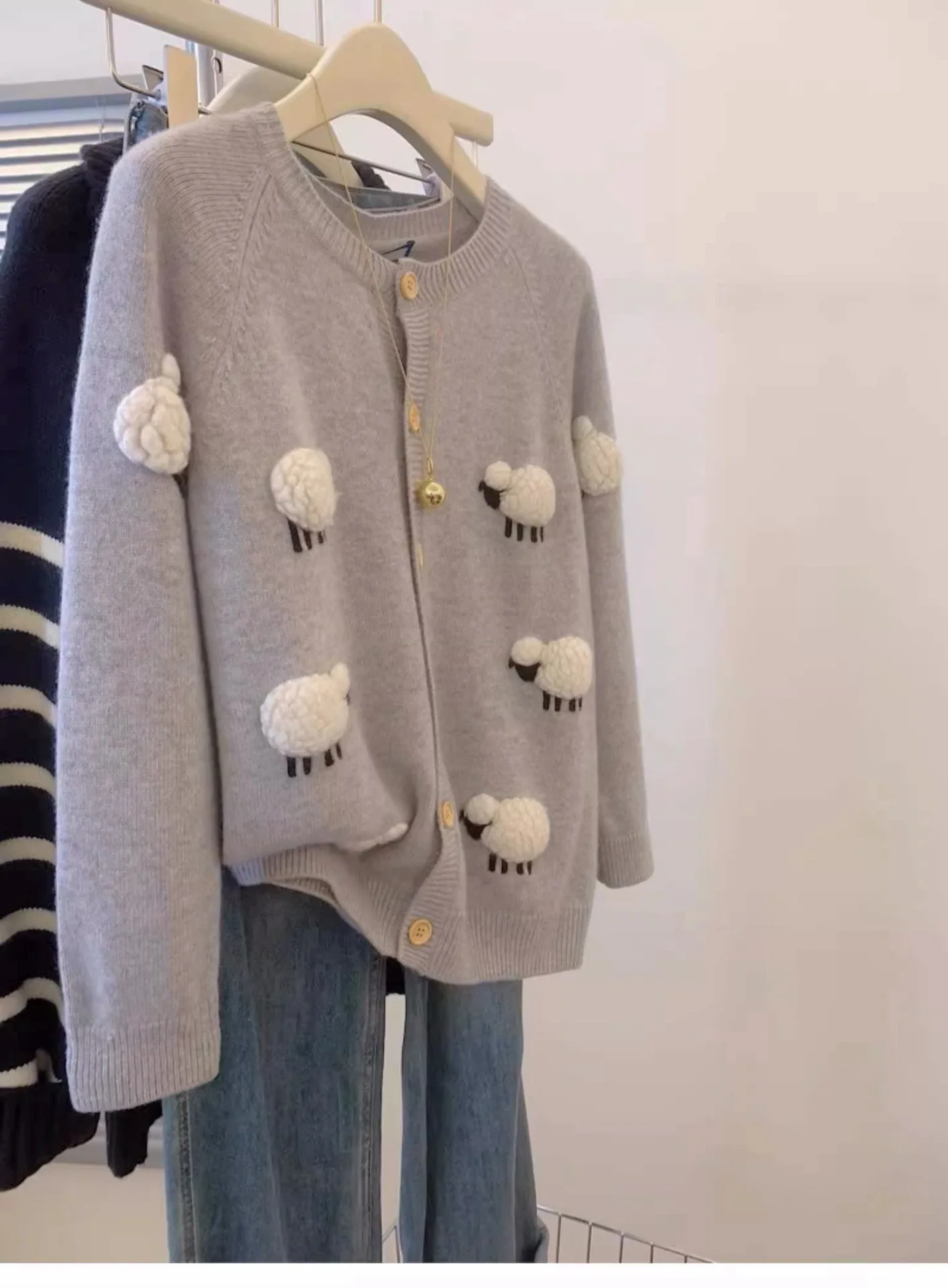 Женское трикотажное пальто с вышивкой на весну/осень