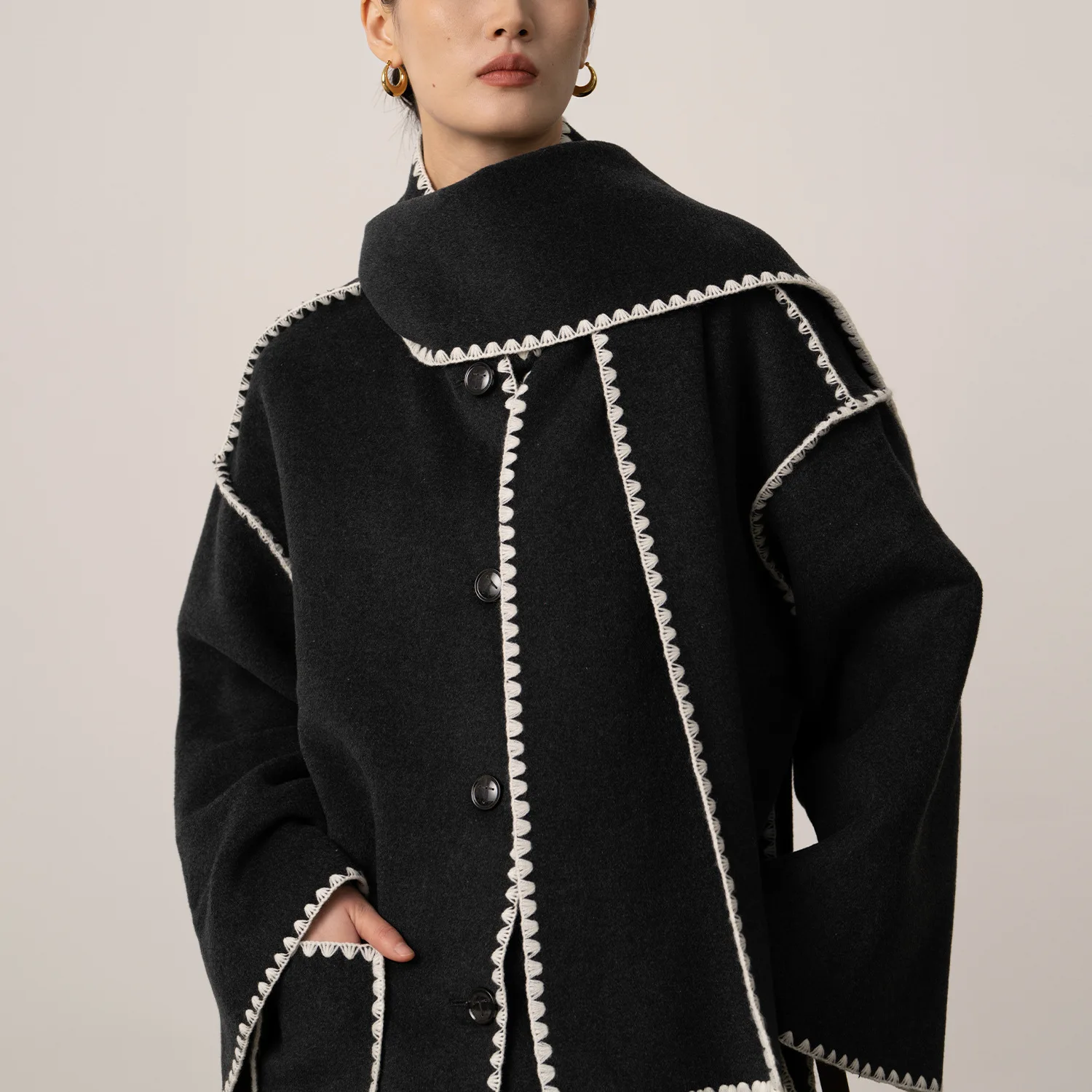 7 5 К/ТОТ темно-льняное серое пальто с открытыми плечами и вышитым шарфом