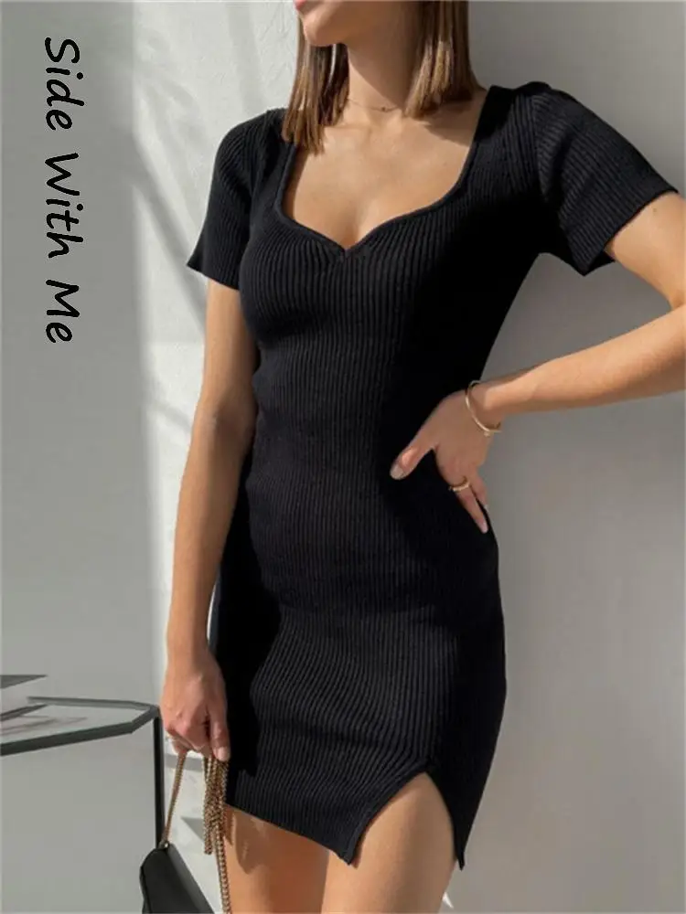 

Женское трикотажное мини-платье с коротким рукавом и V-образным вырезом