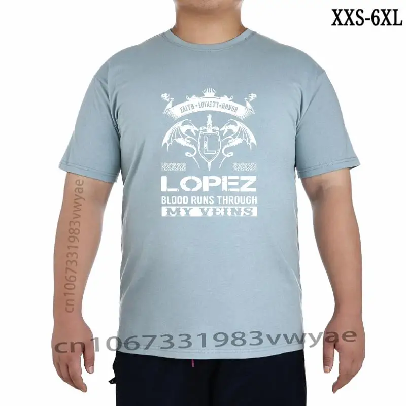 

Популярная футболка с надписью «Lopez кровь проходит через мои вены верность»