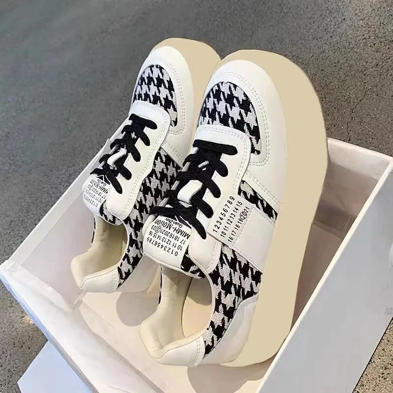 Женские кроссовки в шотландскую клетку черные или белые стиле Харадзюку