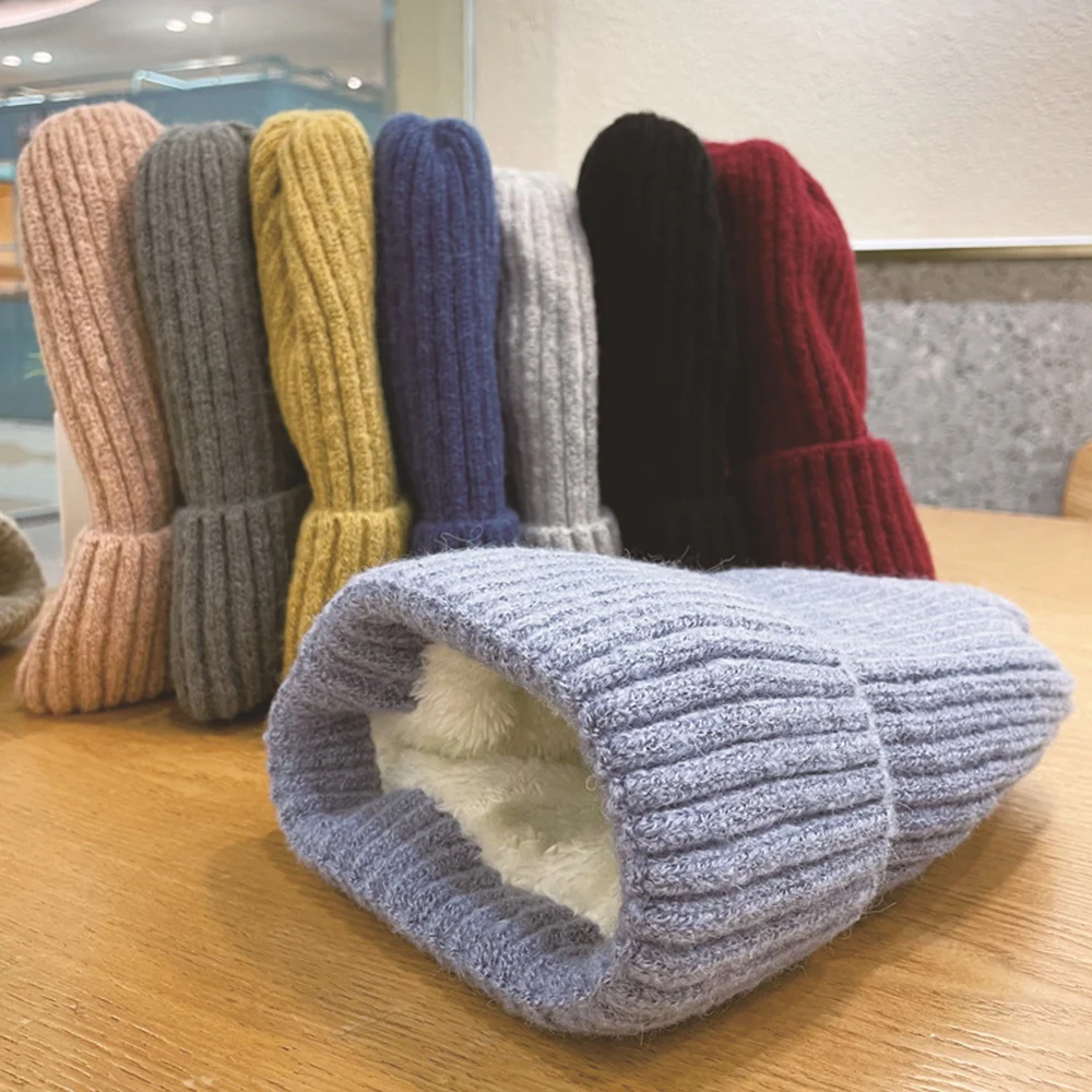 Женская вязаная шапка с флисовой подкладкой цвета в ассортименте