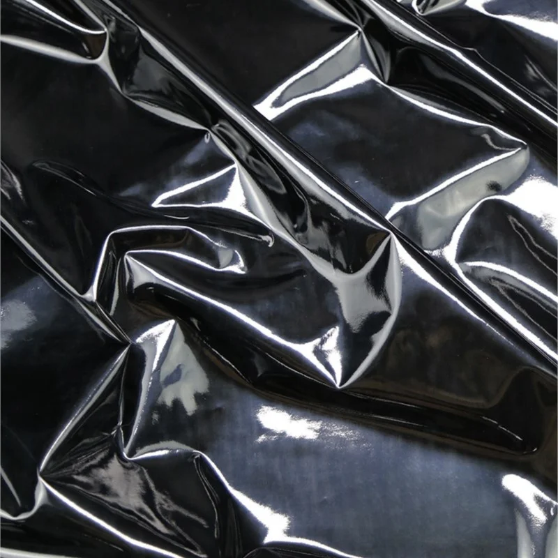 Черная зеркальная эластичная трикотажная глянцевая ткань из искусственной кожи