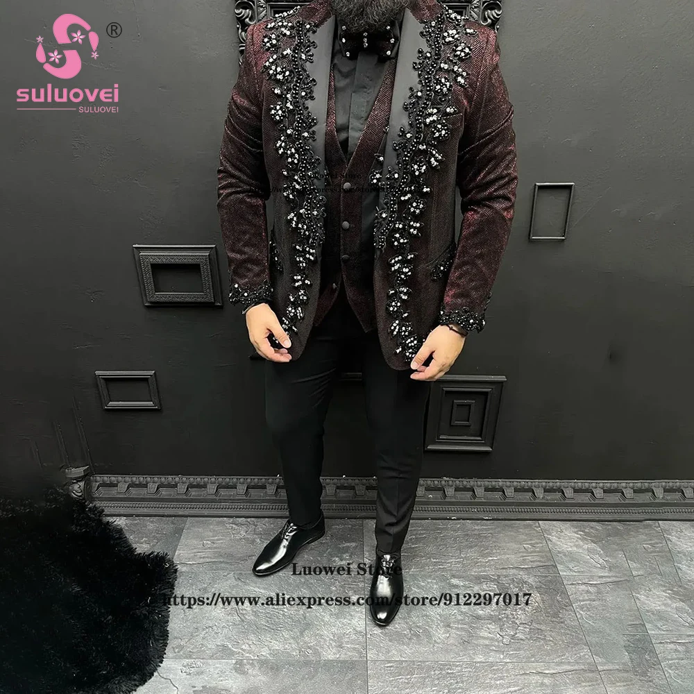 Рисунок 3 - Костюм твидовый мужской с аппликацией из бисера