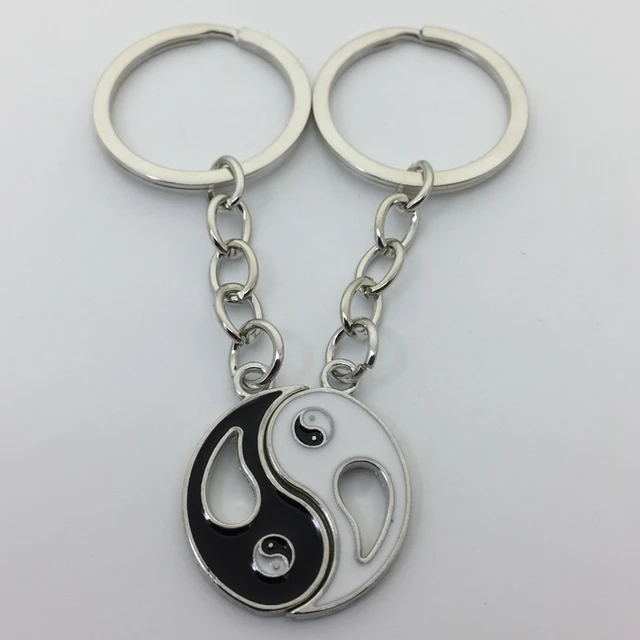 Брелок из дерева инь янь. Инь янь из бисера брелок. Подвеска инь янь из дерева. Брелок инь янь. Брелок для ключей инь янь.