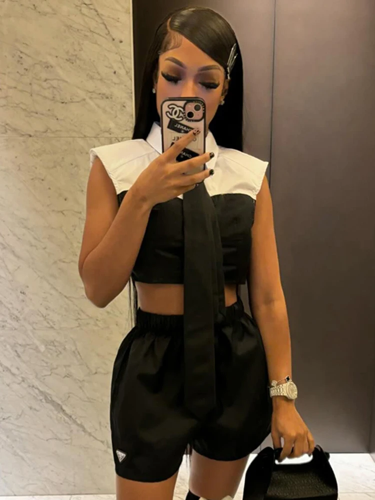 Женский короткий топ без рукавов с контрастным принтом