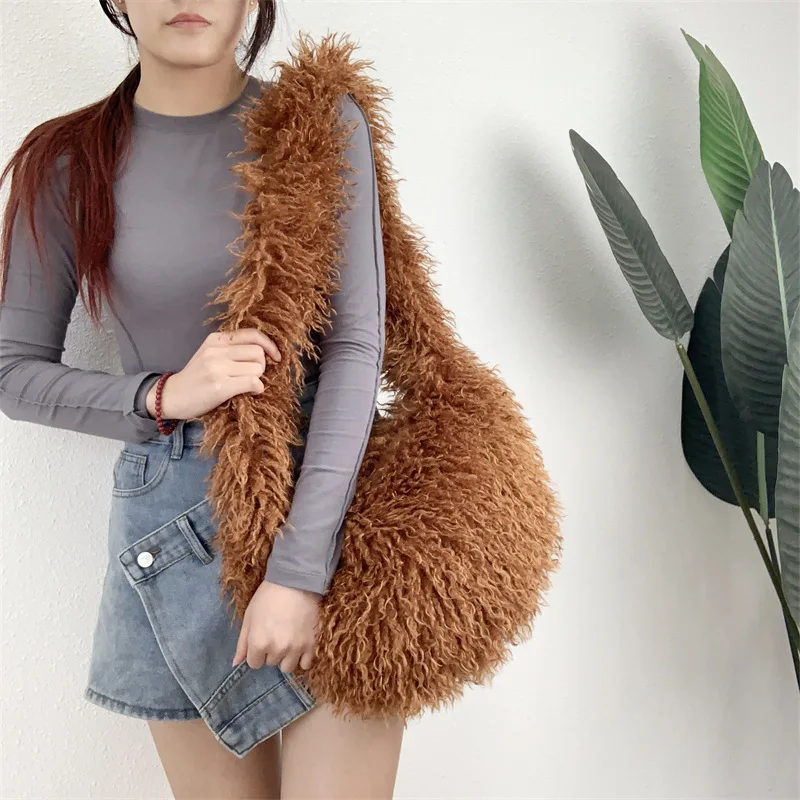 Y2K Artificial Wool Faux Fur Bag Sweet Girls Fluffy Plush Crossbody Bag Winter Large Capacity Punk Dumpling Bag Spice Girl Style