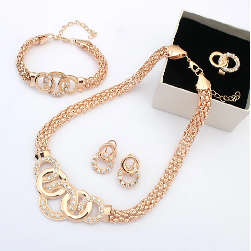 Женский комплект из колье и серёжек