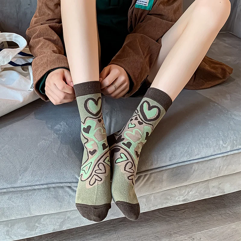 

Personality Tide Socks Fashion Ins Trend Graffiti Sports Couple Socks In The Tube Letter Embroidery Cotton Socks for Men Women