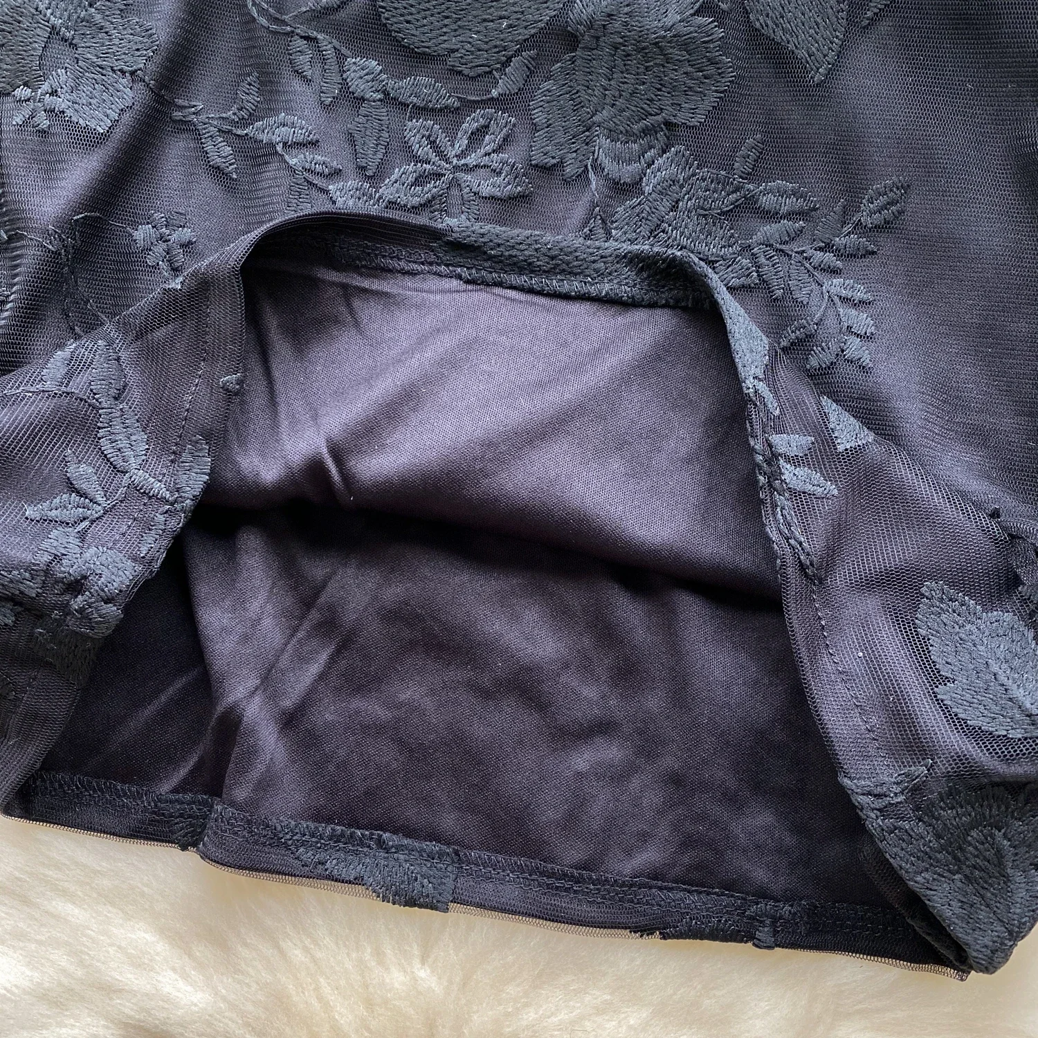 Элегантный винтажный топ с длинными пышными рукавами и воротником-стойкой