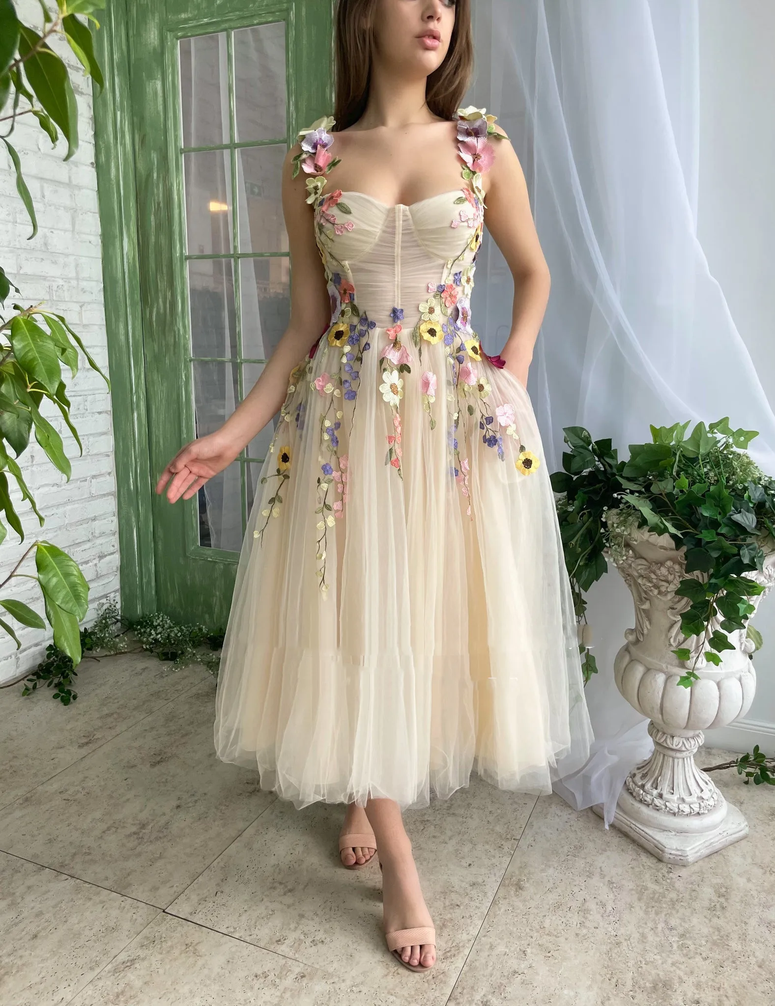 

Beige Floral Tulle Midi Prom Dresses Sweetheart Flower Appliques A-Line Wedding Party Dresses Tea-Length Evening Gown