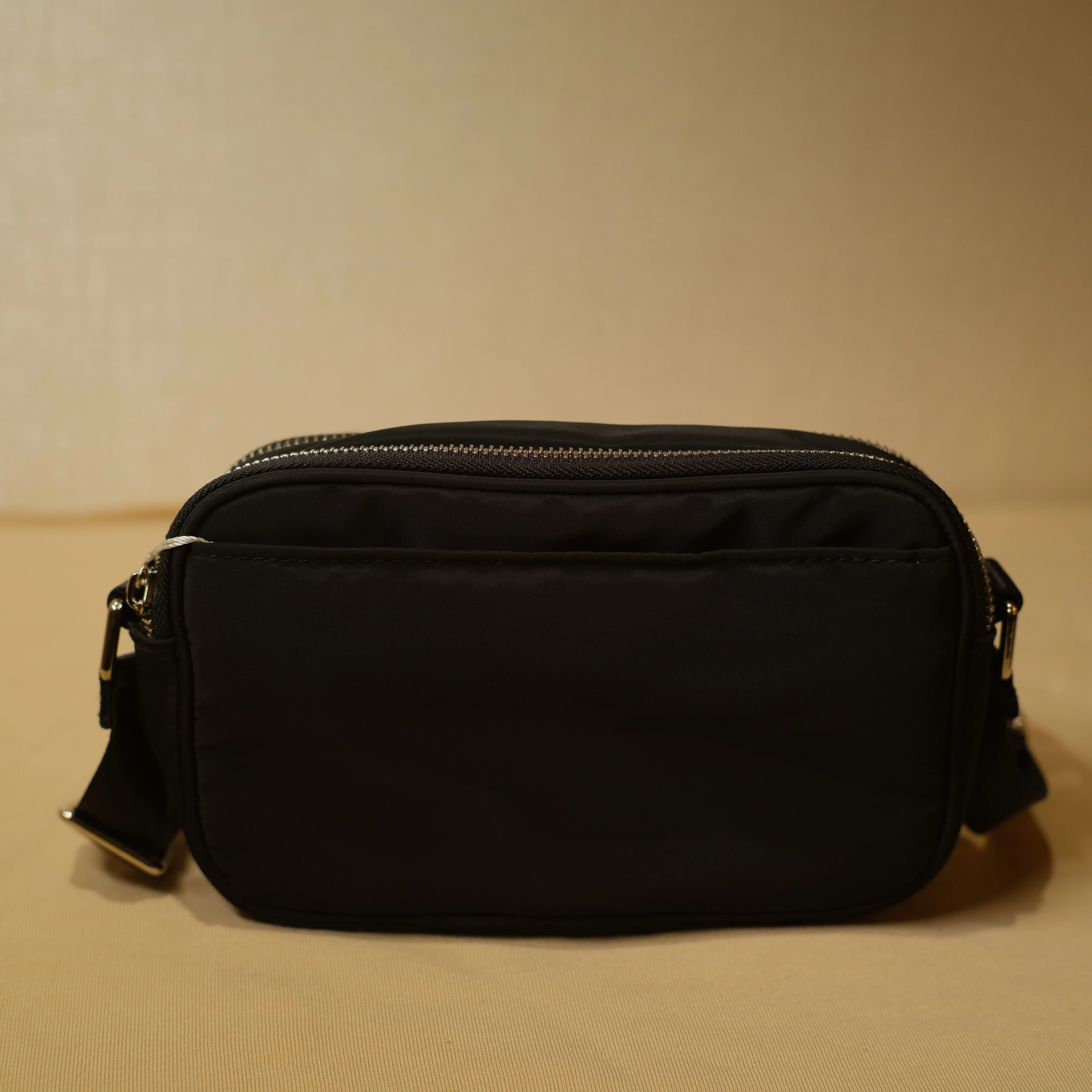 NWT Luluwomen Crossbody Camera Bag 2L Unisex Sports Fitness Bag Designed for On the Move Two Zippered Crossbody Bag Shoulder Bag