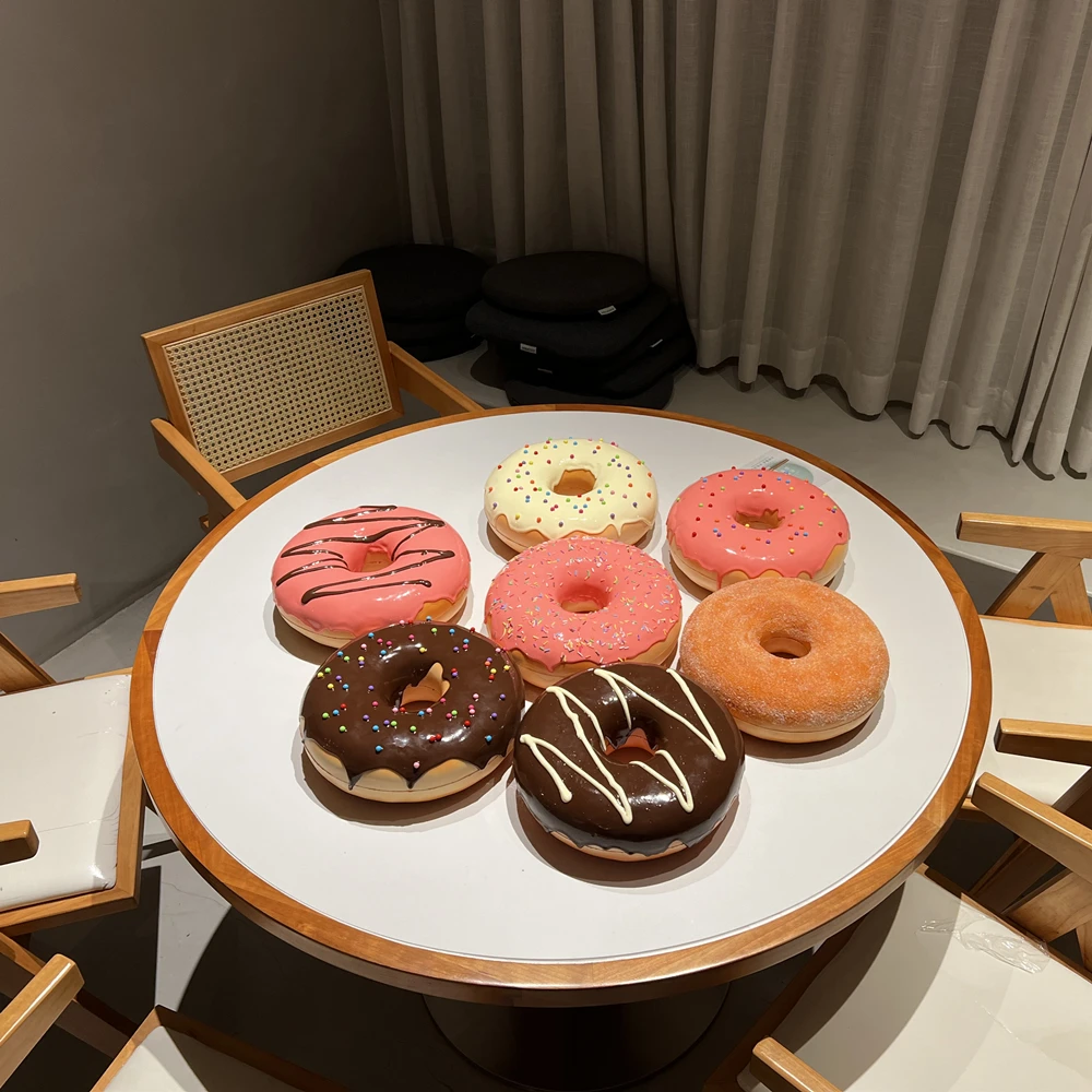 Маленькие скульптуры среднего размера тематические парки пончики клубничное