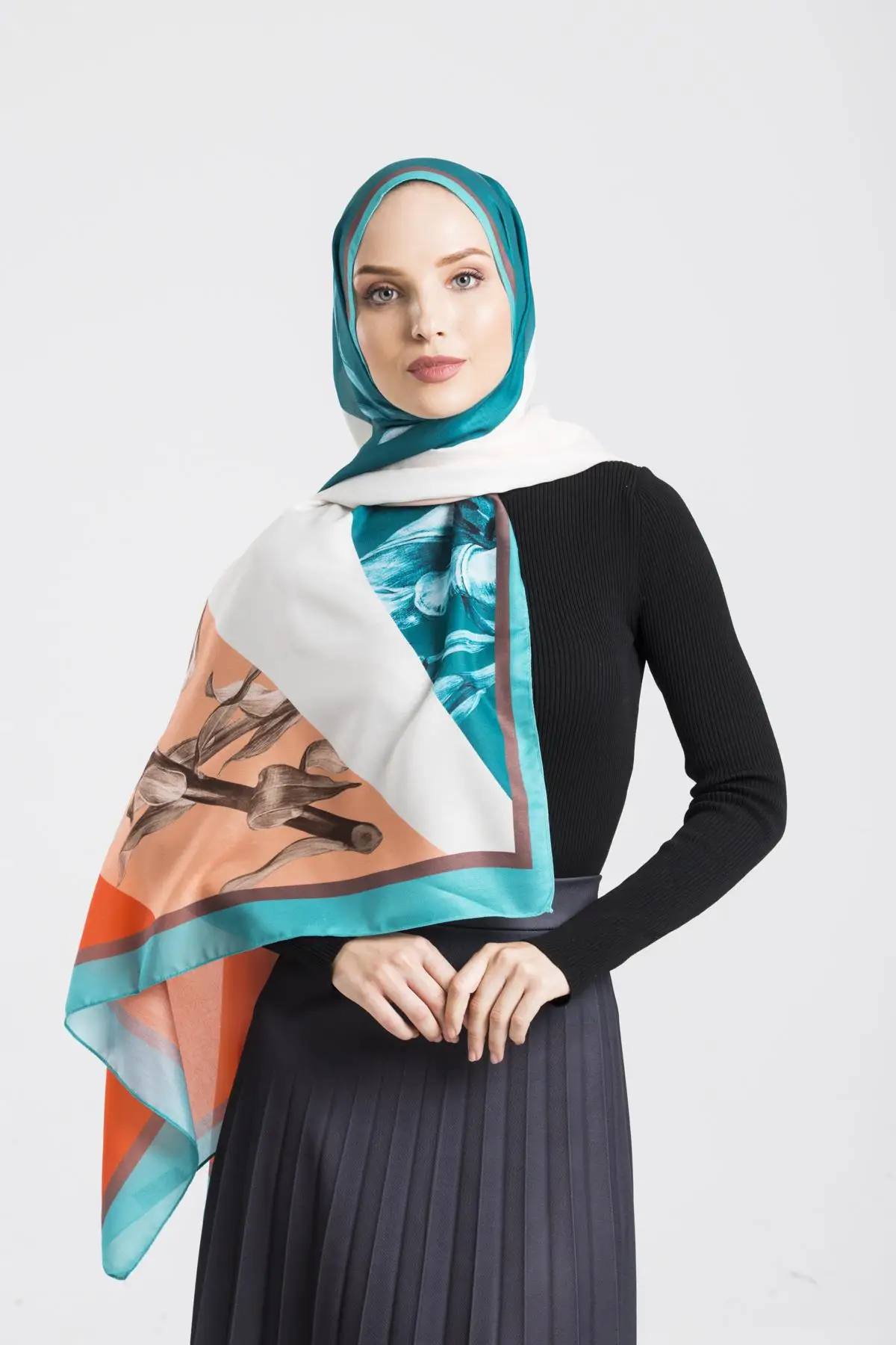 

Floral Pattern Pavia Series Along with Shawl Scarf Hanger 90 X200 cm