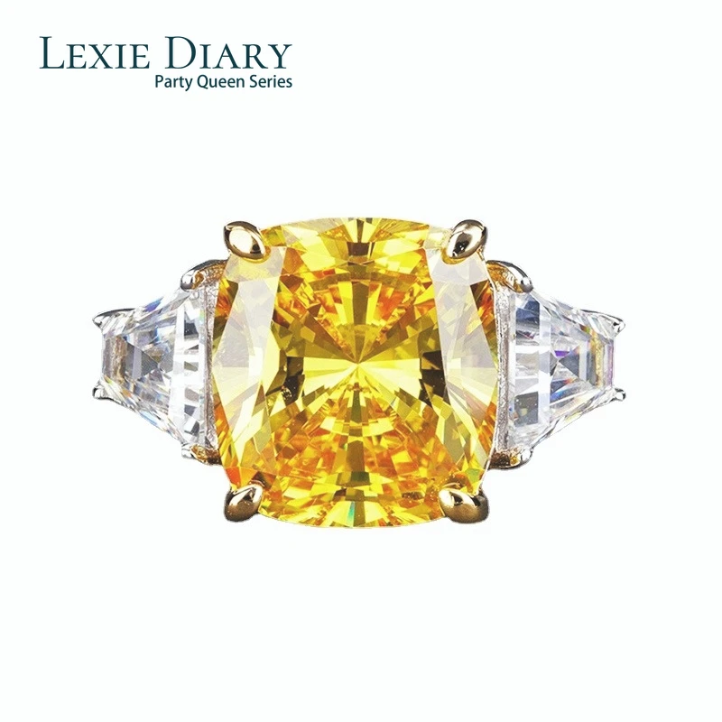 

Кольцо женское из серебра 925 пробы, с мусанитом