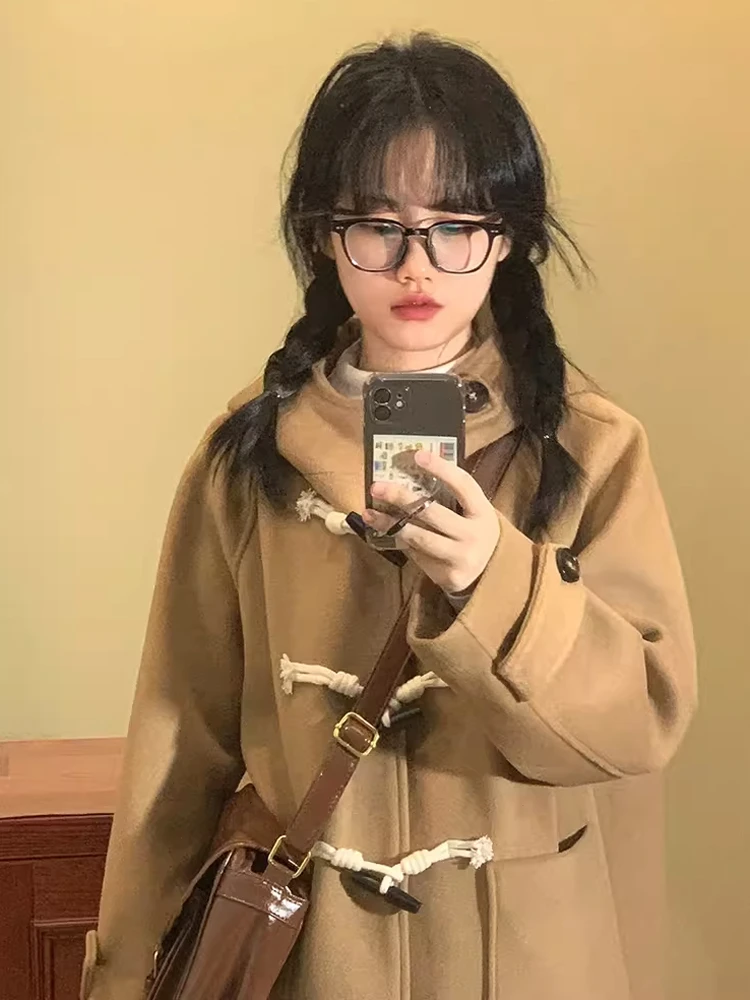 Высококачественное шерстяное пальто средней длины с роговой пряжкой и капюшоном