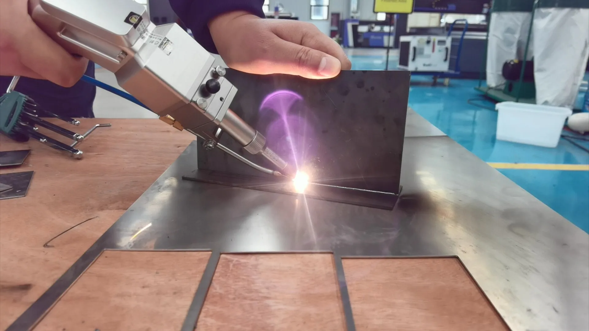 CNC 500W1000w 1500W 2000W Металлоконный лазерный сварочный отбойник для нержавеющей стали