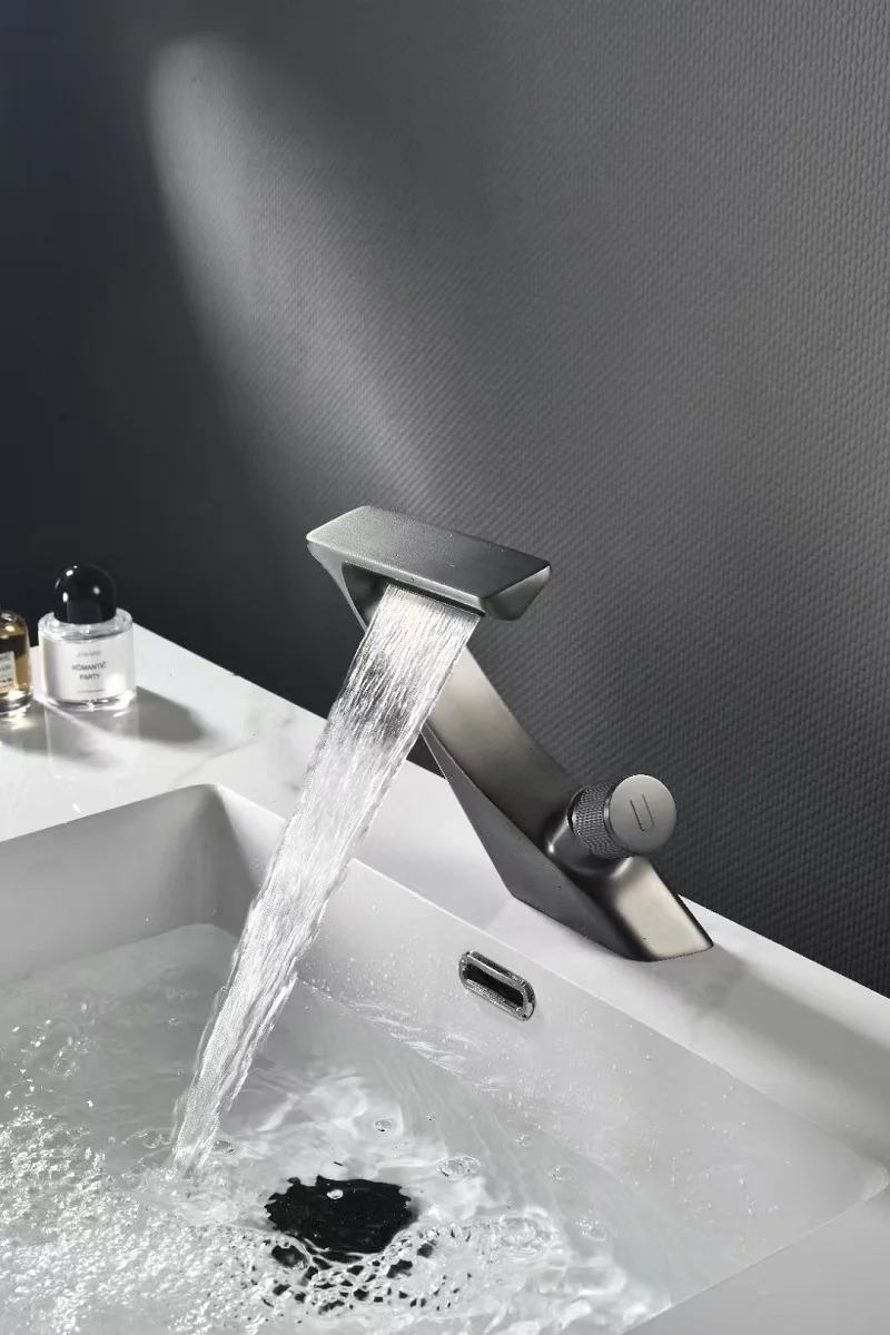 Роскошный латунный смеситель для раковины с водопадом современный одним