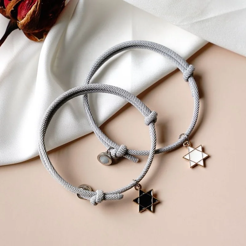 Есть небольшой магнит для браслета пар и подруг который привлекает