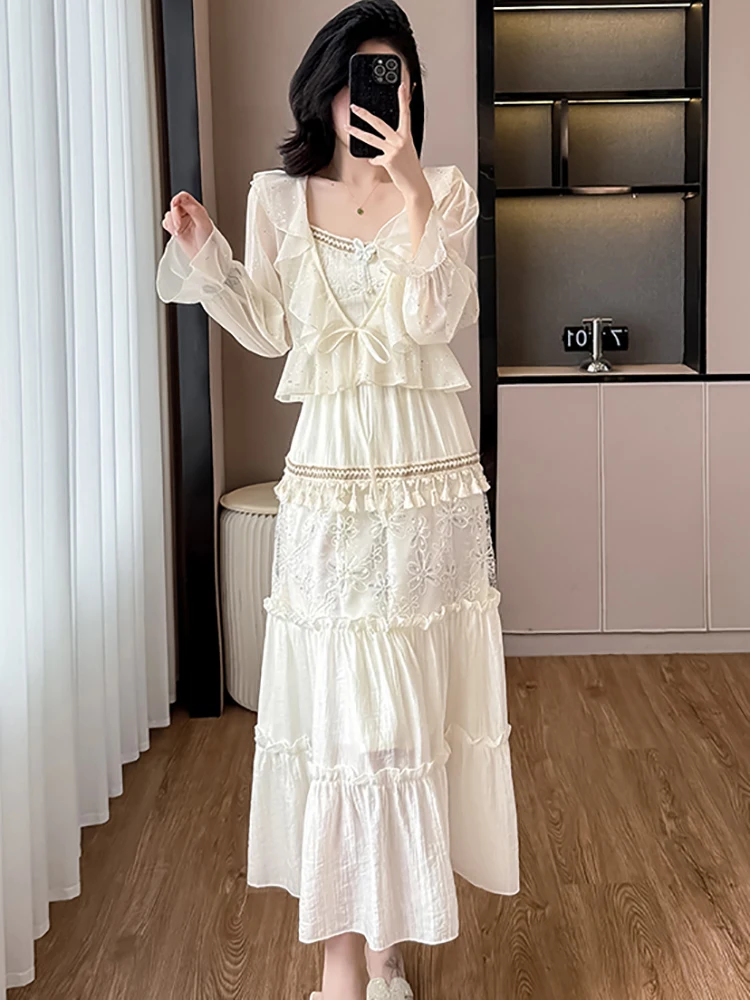 Летнее белое платье на бретельках с кисточками и рюшами + блузки блестками